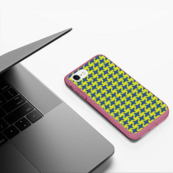 Чехол iPhone 7/8 матовый Сине-желтые гусиные лапки, цвет: 3D-малиновый — фото 2