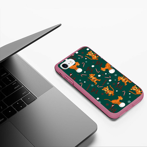 Чехол iPhone 7/8 матовый Тигр и рождество / 3D-Малиновый – фото 3
