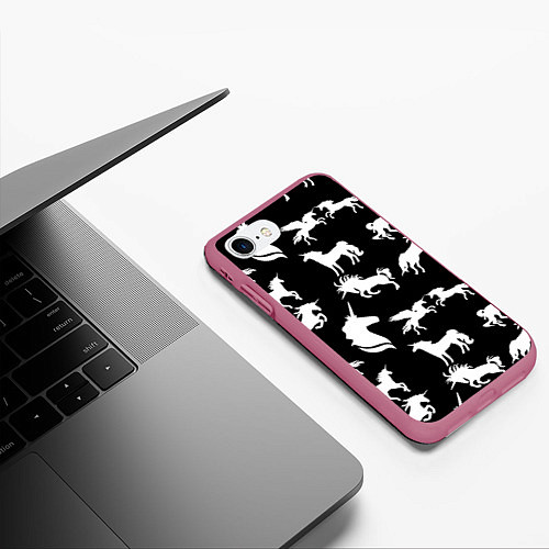Чехол iPhone 7/8 матовый Белые единороги на черном фоне / 3D-Малиновый – фото 3