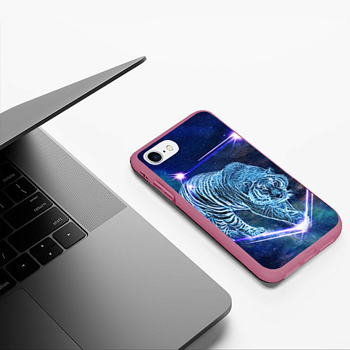 Чехол iPhone 7/8 матовый Тигр идет по млечному пути / 3D-Малиновый – фото 3