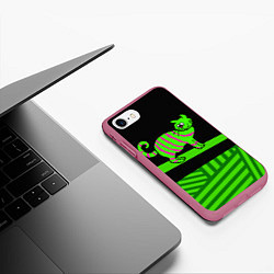 Чехол iPhone 7/8 матовый Зеленый полосатый кот, цвет: 3D-малиновый — фото 2