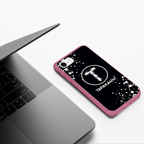 Чехол iPhone 7/8 матовый Тараканы текстура на черном фоне / 3D-Малиновый – фото 3