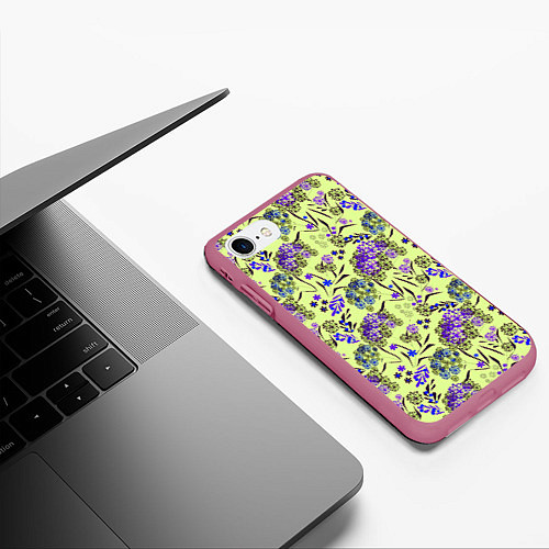 Чехол iPhone 7/8 матовый Фиолетовые цветы на зеленом фоне / 3D-Малиновый – фото 3