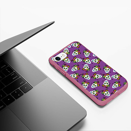 Чехол iPhone 7/8 матовый Сахарные черепа на фиолетовом паттерн / 3D-Малиновый – фото 3