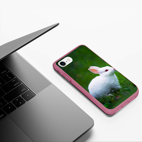 Чехол iPhone 7/8 матовый Кролик на фоне травы / 3D-Малиновый – фото 3