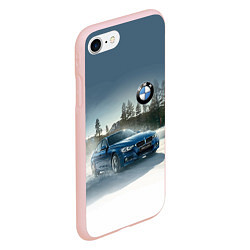 Чехол iPhone 7/8 матовый Крутая бэха мчится по лесной дороге, цвет: 3D-светло-розовый — фото 2