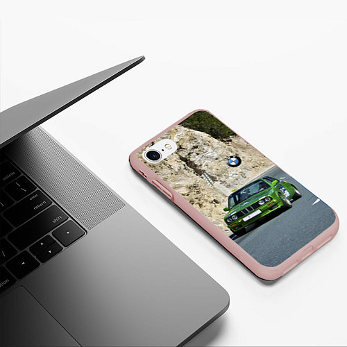 Чехол iPhone 7/8 матовый Зелёная бэха на горной дороге / 3D-Светло-розовый – фото 3