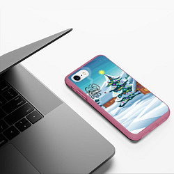 Чехол iPhone 7/8 матовый Новогодние избушки, цвет: 3D-малиновый — фото 2