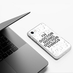 Чехол iPhone 7/8 матовый Im doing doctor things: на светлом, цвет: 3D-белый — фото 2
