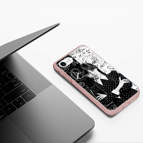 Чехол iPhone 7/8 матовый Уэнсдей: Черное/Белое / 3D-Светло-розовый – фото 3
