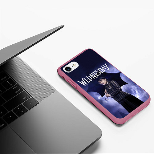 Чехол iPhone 7/8 матовый Уэнсдэй Аддамс с зонтиком / 3D-Малиновый – фото 3