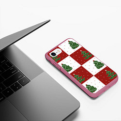 Чехол iPhone 7/8 матовый Красно-белые квадраты с новогодними елочками, цвет: 3D-малиновый — фото 2