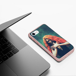 Чехол iPhone 7/8 матовый Рыжая ведьма колдует в лесу, цвет: 3D-светло-розовый — фото 2