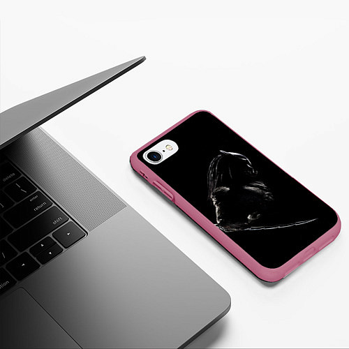 Чехол iPhone 7/8 матовый Хищник на черном фоне / 3D-Малиновый – фото 3