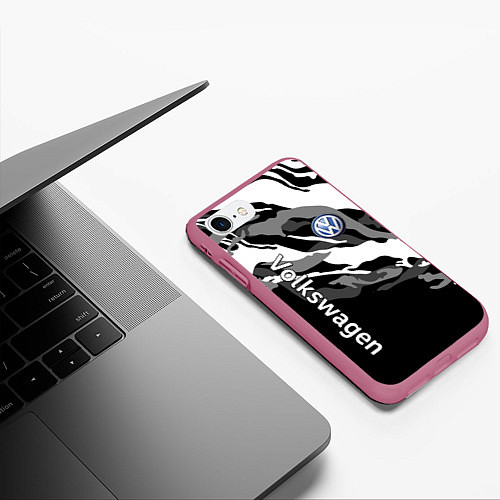 Чехол iPhone 7/8 матовый Фольцваген - белый камуфляж / 3D-Малиновый – фото 3