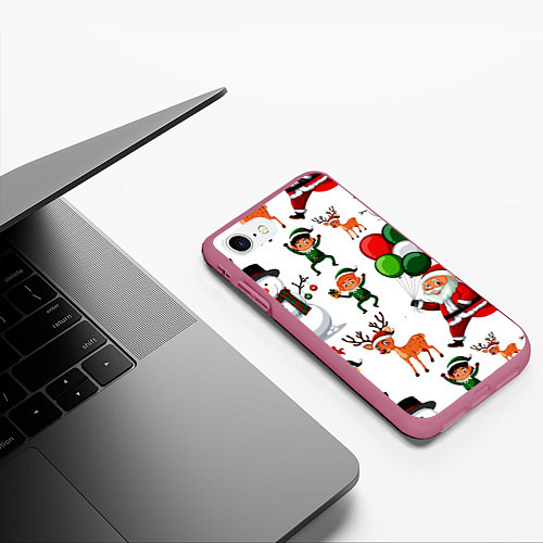 Чехол iPhone 7/8 матовый Зимний праздник - деды морозы гномы олени / 3D-Малиновый – фото 3