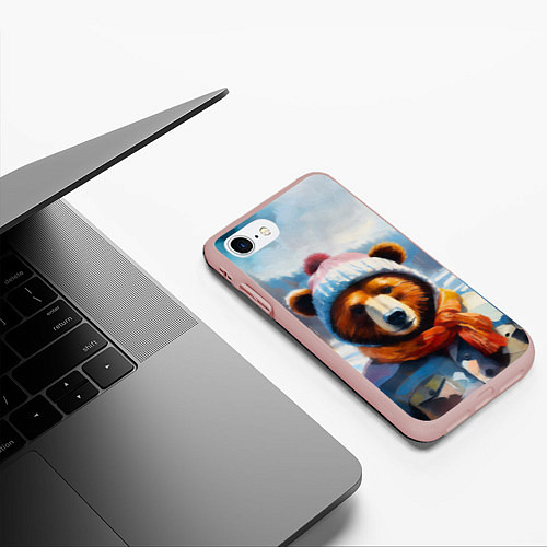 Чехол iPhone 7/8 матовый Бурый медведь в зимней одежде / 3D-Светло-розовый – фото 3