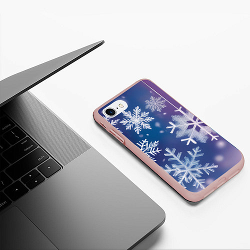 Чехол iPhone 7/8 матовый Снежинки на фиолетово-синем фоне / 3D-Светло-розовый – фото 3