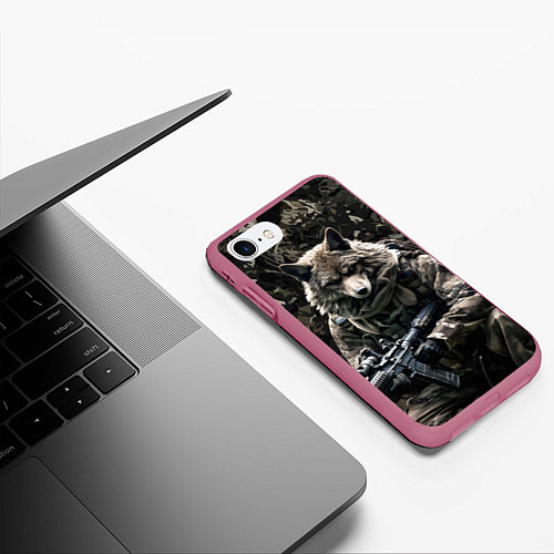 Чехол iPhone 7/8 матовый Волк солдат в камуфляже / 3D-Малиновый – фото 3