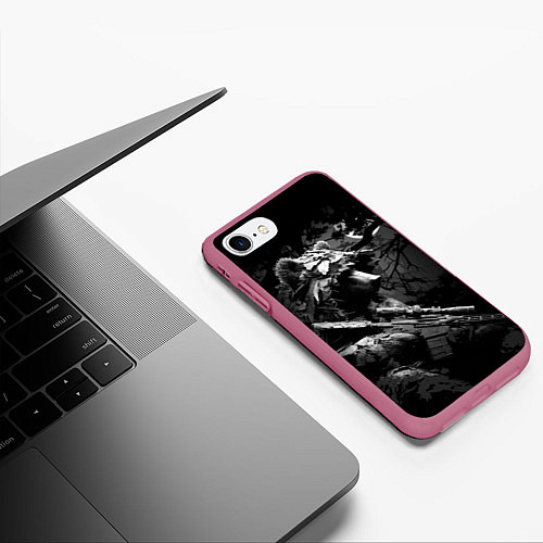 Чехол iPhone 7/8 матовый Медведь ночной снайпер / 3D-Малиновый – фото 3