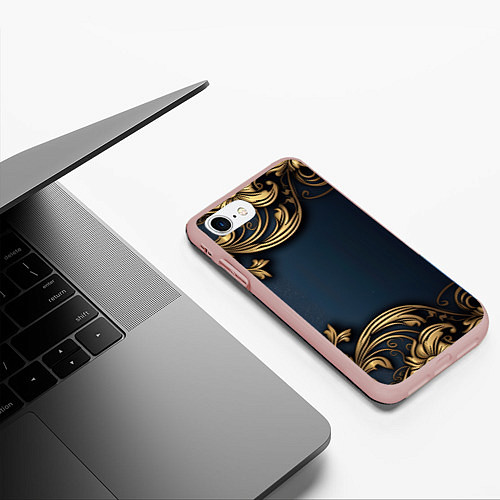Чехол iPhone 7/8 матовый Лепнина объемные золотые узоры на ткани / 3D-Светло-розовый – фото 3