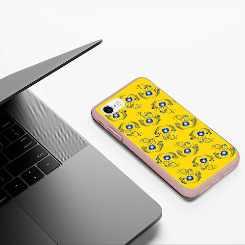 Чехол iPhone 7/8 матовый Узор - цветы гжель на желтом фоне / 3D-Светло-розовый – фото 3
