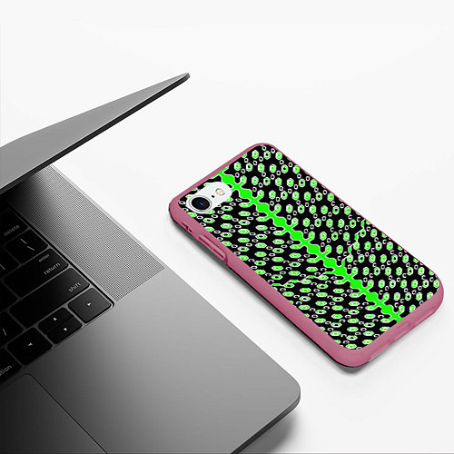 Чехол iPhone 7/8 матовый Зелёные киберпанк ячейки на чёрном фоне / 3D-Малиновый – фото 3