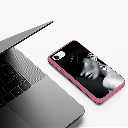 Чехол iPhone 7/8 матовый Девушка в шляпе / 3D-Малиновый – фото 3