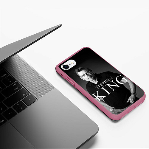 Чехол iPhone 7/8 матовый Стивен Кинг / 3D-Малиновый – фото 3