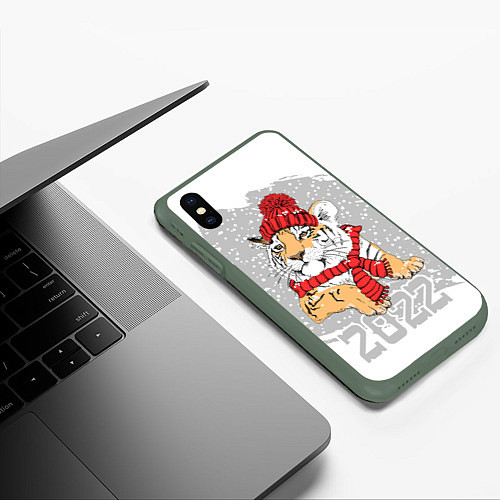 Чехол iPhone XS Max матовый Тигр в красной шапке / 3D-Темно-зеленый – фото 3