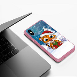 Чехол iPhone XS Max матовый Маленький тигренок с подарками 2022, цвет: 3D-малиновый — фото 2