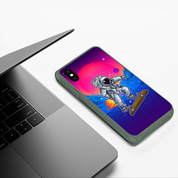 Чехол iPhone XS Max матовый Космонавт прыгает на скейте, цвет: 3D-темно-зеленый — фото 2