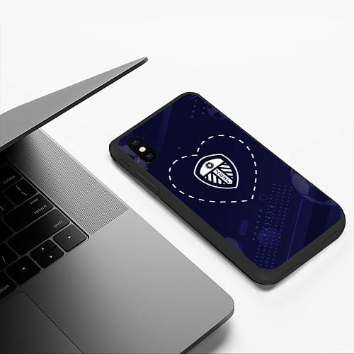 Чехол iPhone XS Max матовый Лого Leeds United в сердечке на фоне мячей / 3D-Черный – фото 3