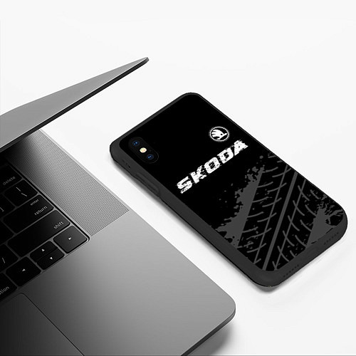 Чехол iPhone XS Max матовый Skoda speed на темном фоне со следами шин: символ / 3D-Черный – фото 3