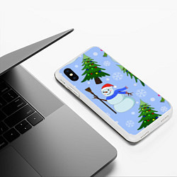 Чехол iPhone XS Max матовый Снеговики с новогодними елками паттерн, цвет: 3D-белый — фото 2
