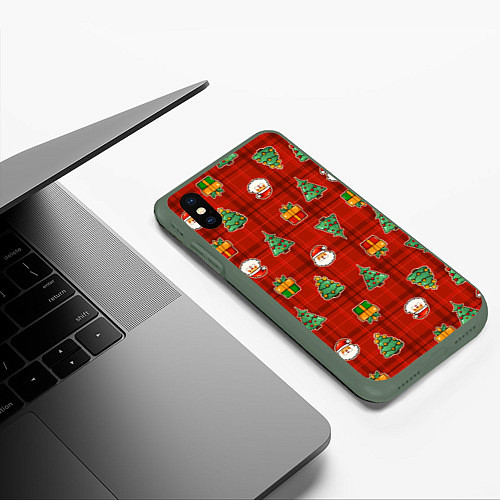 Чехол iPhone XS Max матовый Елочки и Санта - паттерн красная клетка / 3D-Темно-зеленый – фото 3