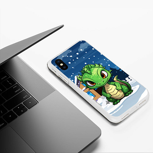 Чехол iPhone XS Max матовый Маленький зеленый новогодний дракон на фоне снега / 3D-Белый – фото 3