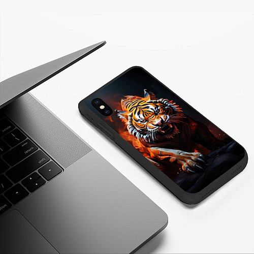 Чехол iPhone XS Max матовый Злой тигр в огне рычит и нападает / 3D-Черный – фото 3