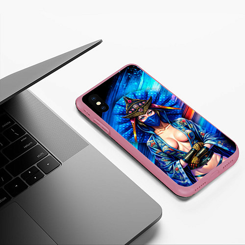 Чехол iPhone XS Max матовый Девушка самурай в откровенном костюме / 3D-Малиновый – фото 3