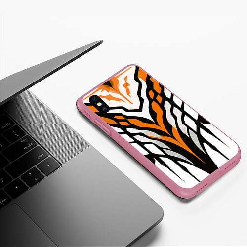 Чехол iPhone XS Max матовый Агрессивные чёрно-оранжевые полосы на белом фоне / 3D-Малиновый – фото 3