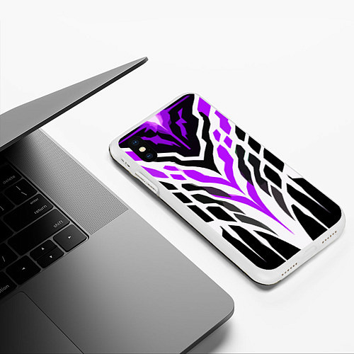 Чехол iPhone XS Max матовый Агрессивные фиолетово-белые полосы на чёрном фоне / 3D-Белый – фото 3