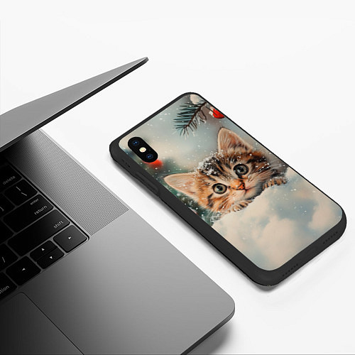 Чехол iPhone XS Max матовый Маленький котенок на снегу с новогодними шариками / 3D-Черный – фото 3