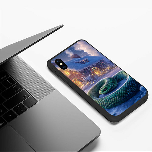 Чехол iPhone XS Max матовый Большая змея на фоне новогоднего дома / 3D-Черный – фото 3