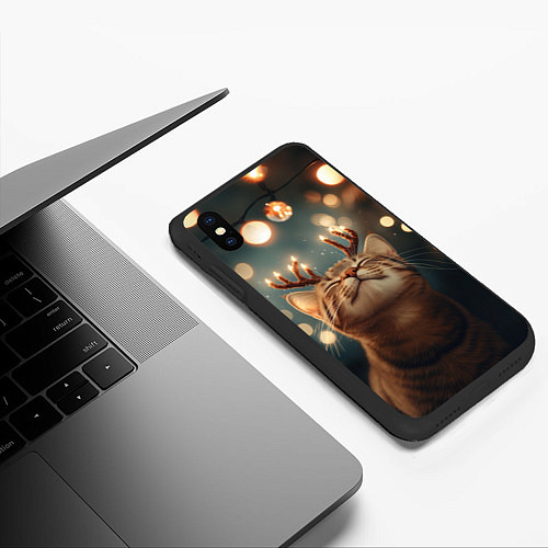 Чехол iPhone XS Max матовый Довольный рыжий котик с рогами из огоньков / 3D-Черный – фото 3