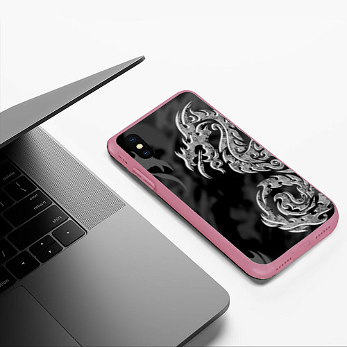 Чехол iPhone XS Max матовый Серый дракон трайбл / 3D-Малиновый – фото 3