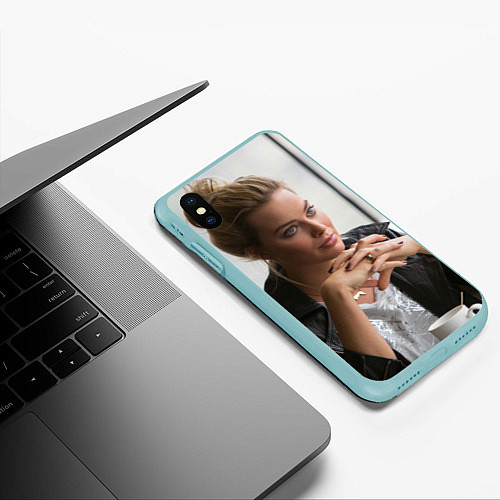 Чехол iPhone XS Max матовый Робби Марго в кафе / 3D-Мятный – фото 3
