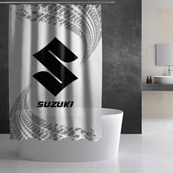 Шторка для душа Suzuki speed на светлом фоне со следами шин, цвет: 3D-принт — фото 2