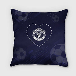Подушка квадратная Лого Manchester United в сердечке на фоне мячей, цвет: 3D-принт