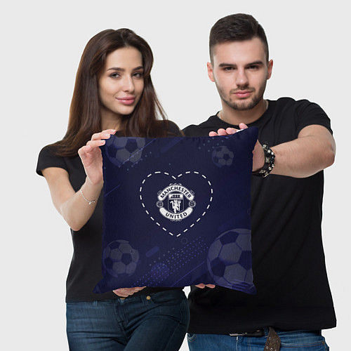 Подушка квадратная Лого Manchester United в сердечке на фоне мячей / 3D-принт – фото 3