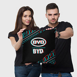 Подушка квадратная Значок BYD в стиле glitch на темном фоне, цвет: 3D-принт — фото 2